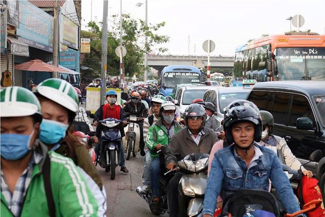 Người dân ùn ùn về quê ăn Tết, cửa ngõ Sài Gòn kẹt cứng - Ảnh 2.