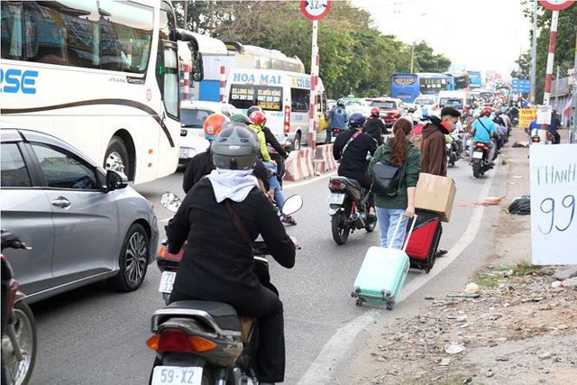 Người dân ùn ùn về quê ăn Tết, cửa ngõ Sài Gòn kẹt cứng - Ảnh 8.