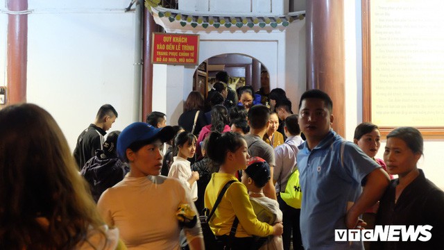  Hàng ngàn du khách bất chấp đêm tối cập bến chùa Hương ngày khai hội  - Ảnh 1.