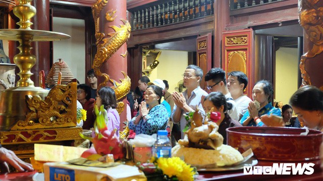  Hàng ngàn du khách bất chấp đêm tối cập bến chùa Hương ngày khai hội  - Ảnh 2.