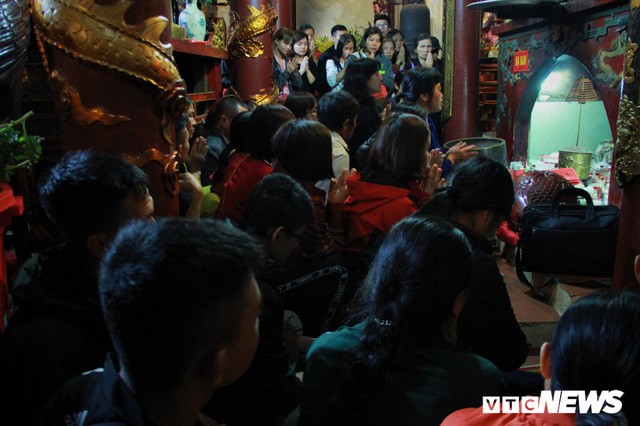  Hàng ngàn du khách bất chấp đêm tối cập bến chùa Hương ngày khai hội  - Ảnh 3.