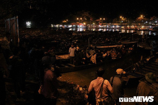  Hàng ngàn du khách bất chấp đêm tối cập bến chùa Hương ngày khai hội  - Ảnh 5.