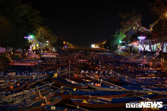  Hàng ngàn du khách bất chấp đêm tối cập bến chùa Hương ngày khai hội  - Ảnh 9.