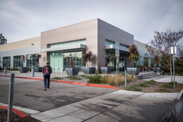 Apple bị tố đối xử tàn tệ với nhân viên hợp đồng: Sống trong lo sợ vì có thể bị đuổi bất cứ lúc nào - Ảnh 1. Apple bị tố đối xử tàn tệ với nhân viên hợp đồng: Sống trong lo sợ vì có thể bị đuổi bất cứ lúc nào - Ảnh 1.