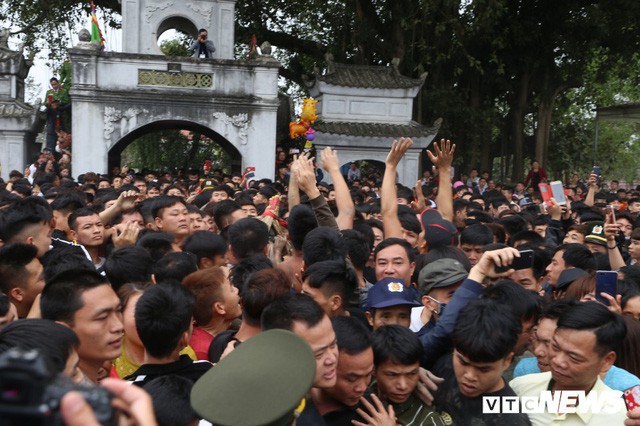  Ảnh: Hàng trăm thanh niên xâu xé, chen lấn cướp manh chiếu tại lễ hội Đúc Bụt  - Ảnh 3.