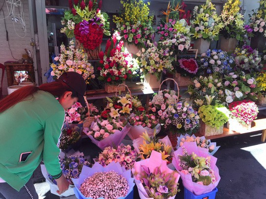 Chợ hoa Hồ Thị Kỷ đông nghẹt người trước ngày Valentine - Ảnh 2.