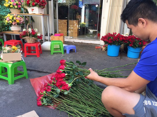 Chợ hoa Hồ Thị Kỷ đông nghẹt người trước ngày Valentine - Ảnh 12.