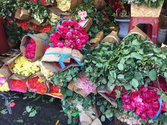 Chợ hoa Hồ Thị Kỷ đông nghẹt người trước ngày Valentine - Ảnh 14.