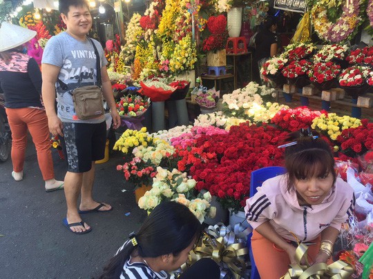 Chợ hoa Hồ Thị Kỷ đông nghẹt người trước ngày Valentine - Ảnh 3.