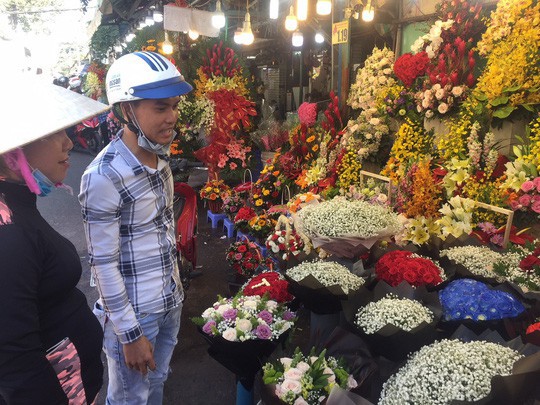 Chợ hoa Hồ Thị Kỷ đông nghẹt người trước ngày Valentine - Ảnh 4.
