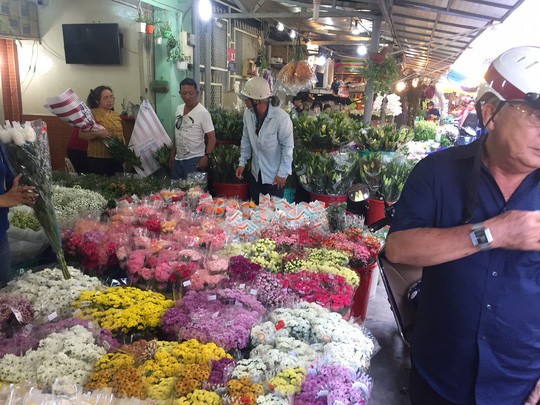 Chợ hoa Hồ Thị Kỷ đông nghẹt người trước ngày Valentine - Ảnh 5.