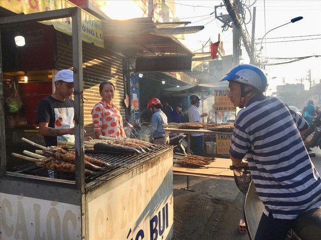  TPHCM: Đổ xô mua cá lóc nướng ngày vía Thần Tài  - Ảnh 2.