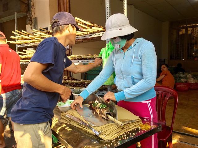  TPHCM: Đổ xô mua cá lóc nướng ngày vía Thần Tài  - Ảnh 4.