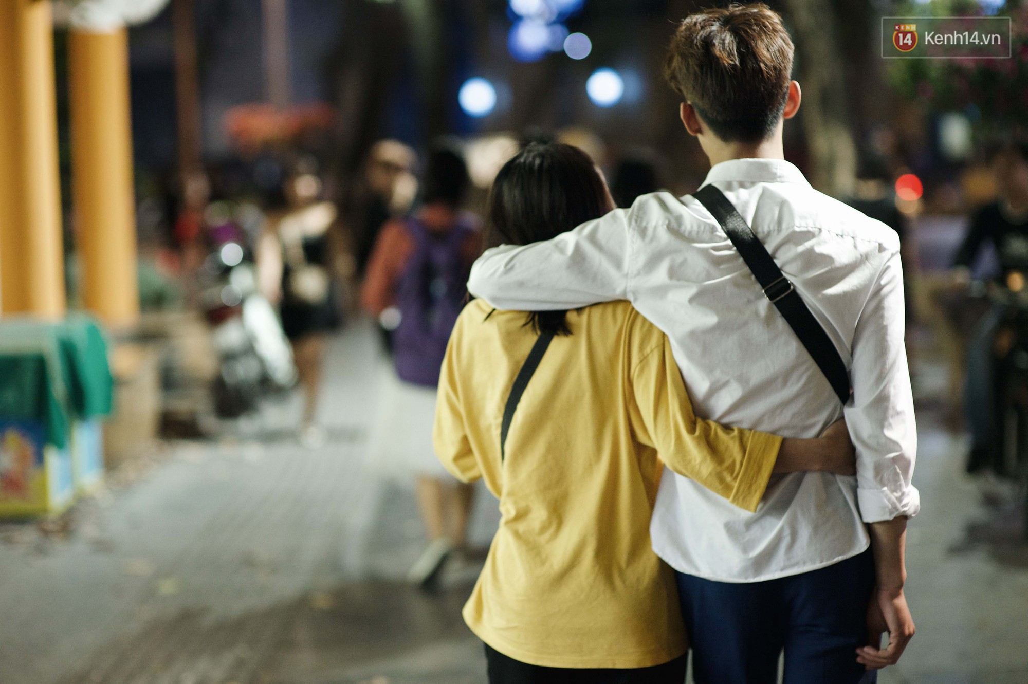 Đêm Valentine tuyệt đẹp với những bức ảnh nắm tay nhau tối tuyệt vời. Hình ảnh của những người yêu đang bước đi trên đường phố trong giây phút đầy tình cảm tạo ra một cảm giác mãnh liệt tình yêu. Hãy cùng ngắm nhìn và cảm nhận những cảm xúc này.