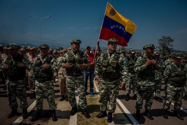 Câu chuyện đảo chính nửa vời tại Venezuela: Tại sao giới quân đội vẫn ủng hộ Tổng thống Maduro dù được Mỹ hứa hẹn? - Ảnh 2.