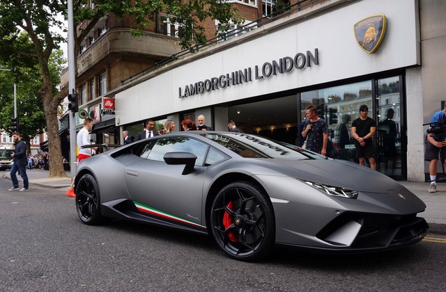 lamborghini - Lời trần tình của nhân viên bán Lamborghini: ‘Đừng đuổi một cậu bé 19 tuổi ra khỏi showroom’ - photo lamborghini - photo 1 15503709077451196586976 - Lời trần tình của nhân viên bán Lamborghini: ‘Đừng đuổi một cậu bé 19 tuổi ra khỏi showroom’