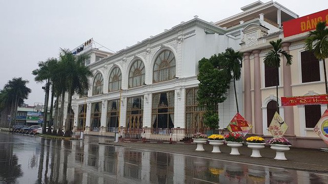 Lễ hội Đền Trần: Khách sạn, nhà nghỉ cháy phòng, tăng giá chóng mặt - Ảnh 1. Lễ hội Đền Trần: Khách sạn, nhà nghỉ cháy phòng, tăng giá chóng mặt - Ảnh 1.