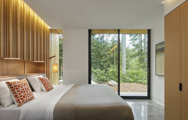  Ngôi nhà trên diện tích hơn 2.700 m2 có lưng dựa rừng thông cổ thụ, mặt hướng hồ  - Ảnh 3.