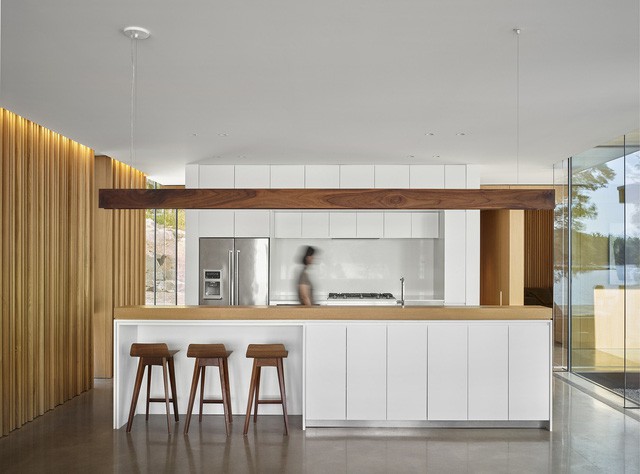  Ngôi nhà trên diện tích hơn 2.700 m2 có lưng dựa rừng thông cổ thụ, mặt hướng hồ  - Ảnh 7.