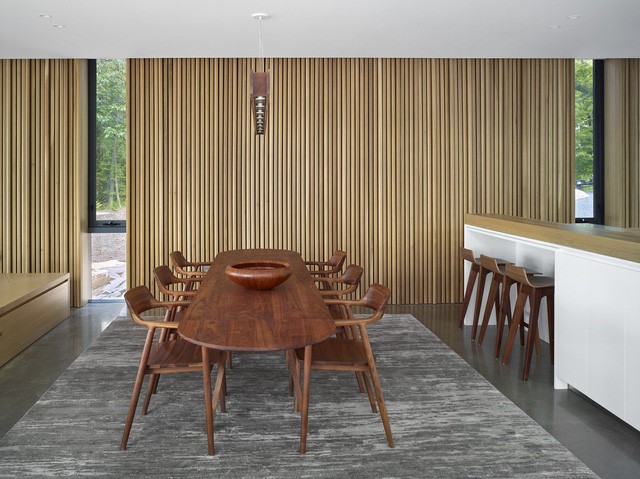  Ngôi nhà trên diện tích hơn 2.700 m2 có lưng dựa rừng thông cổ thụ, mặt hướng hồ  - Ảnh 8.