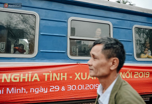  Chuyến tàu mùa xuân chở công nhân nghèo dọc đường đất nước về đến ga Hà Nội và những khoảnh khắc đoàn tụ đầy xúc động  - Ảnh 1.