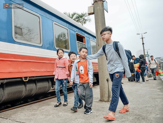  Chuyến tàu mùa xuân chở công nhân nghèo dọc đường đất nước về đến ga Hà Nội và những khoảnh khắc đoàn tụ đầy xúc động  - Ảnh 11.
