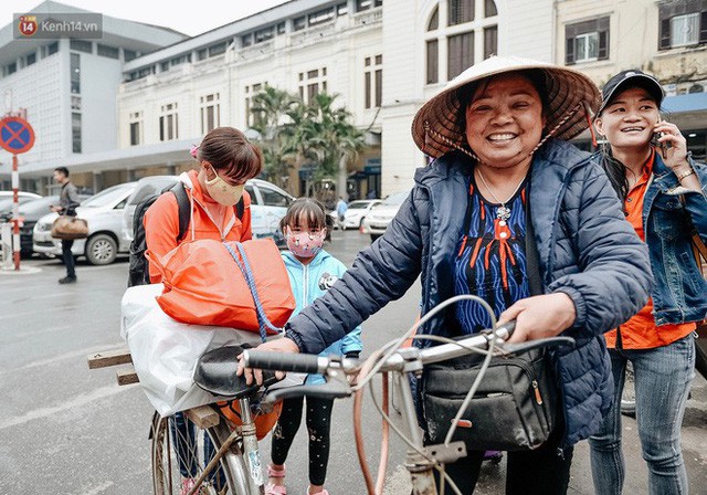  Chuyến tàu mùa xuân chở công nhân nghèo dọc đường đất nước về đến ga Hà Nội và những khoảnh khắc đoàn tụ đầy xúc động  - Ảnh 12.