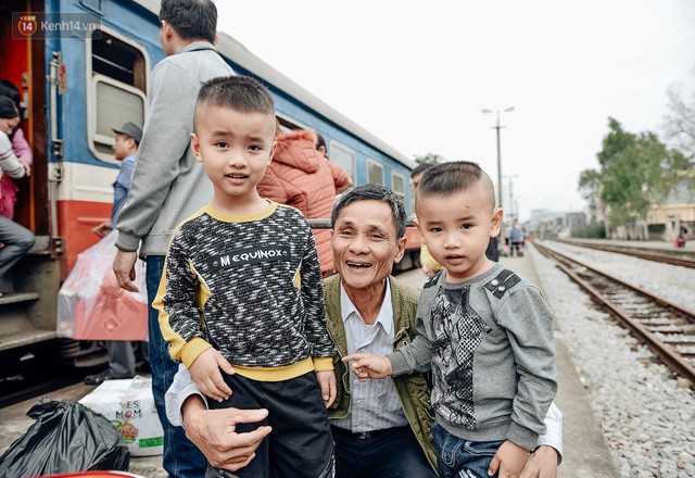 Chuyến tàu mùa xuân chở công nhân nghèo dọc đường đất nước về đến ga Hà Nội và những khoảnh khắc đoàn tụ đầy xúc động  - Ảnh 6.