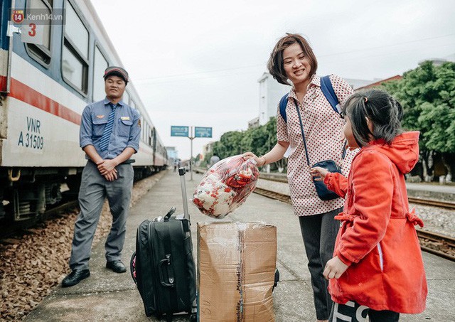  Chuyến tàu mùa xuân chở công nhân nghèo dọc đường đất nước về đến ga Hà Nội và những khoảnh khắc đoàn tụ đầy xúc động  - Ảnh 10.