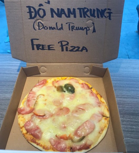 [Góc nhanh trí] Tặng 1.000 bánh pizza 0 đồng dành cho bản sao Donald Trump và Kim Jong Un, nhân dịp hội nghị thượng đỉnh Mỹ - Triều sắp diễn ra - Ảnh 2.