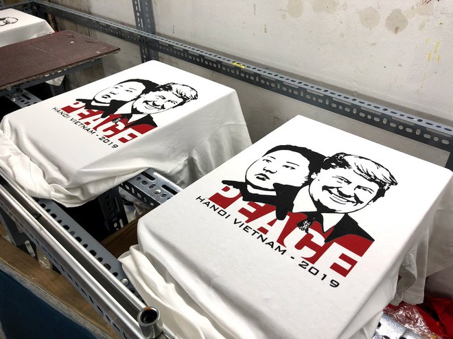 áo phông in hình ông donald trump và ông kim jong un - Chủ quán phố cổ bất ngờ hốt bạc từ áo phông in hình ông Donald Trump và ông Kim Jong Un - photo áo phông in hình ông donald trump và ông kim jong un - photo 1 1550798920340899100143 - Chủ quán phố cổ bất ngờ hốt bạc từ áo phông in hình ông Donald Trump và ông Kim Jong Un