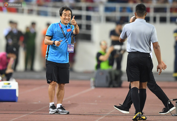 - Phỏng vấn trợ lý Lee Young-jin trên báo Hàn Quốc: “Tuyển Việt Nam còn thiếu sức mạnh, yếu tranh chấp, cần tăng thêm mỗi người vài cân” - photo - photo 1 15508185829761687470206 - Phỏng vấn trợ lý Lee Young-jin trên báo Hàn Quốc: “Tuyển Việt Nam còn thiếu sức mạnh, yếu tranh chấp, cần tăng thêm mỗi người vài cân”