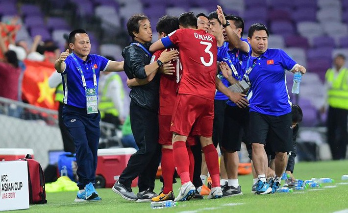 - Phỏng vấn trợ lý Lee Young-jin trên báo Hàn Quốc: “Tuyển Việt Nam còn thiếu sức mạnh, yếu tranh chấp, cần tăng thêm mỗi người vài cân” - photo - photo 1 15508185865441852024644 - Phỏng vấn trợ lý Lee Young-jin trên báo Hàn Quốc: “Tuyển Việt Nam còn thiếu sức mạnh, yếu tranh chấp, cần tăng thêm mỗi người vài cân”