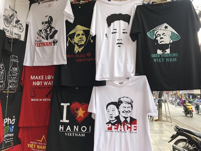 áo phông in hình ông donald trump và ông kim jong un - Chủ quán phố cổ bất ngờ hốt bạc từ áo phông in hình ông Donald Trump và ông Kim Jong Un - photo áo phông in hình ông donald trump và ông kim jong un - photo 2 1550798923427499011151 - Chủ quán phố cổ bất ngờ hốt bạc từ áo phông in hình ông Donald Trump và ông Kim Jong Un