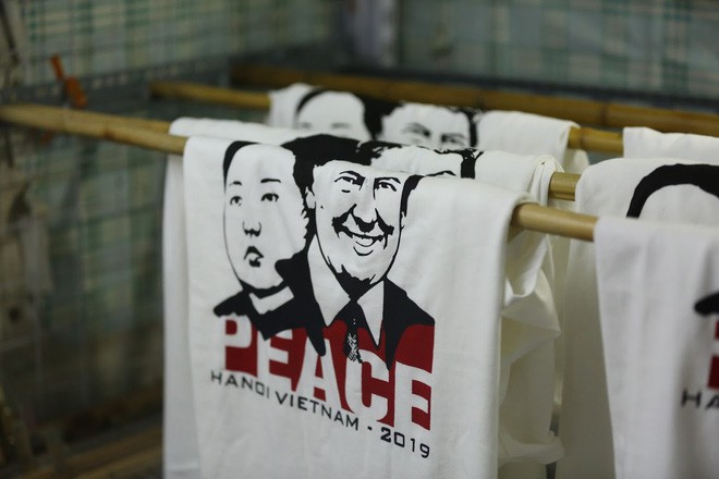 áo phông in hình ông donald trump và ông kim jong un - Chủ quán phố cổ bất ngờ hốt bạc từ áo phông in hình ông Donald Trump và ông Kim Jong Un - photo áo phông in hình ông donald trump và ông kim jong un - photo 6 1550798923437934467407 - Chủ quán phố cổ bất ngờ hốt bạc từ áo phông in hình ông Donald Trump và ông Kim Jong Un