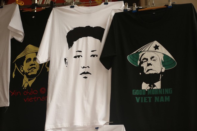 áo phông in hình ông donald trump và ông kim jong un - Chủ quán phố cổ bất ngờ hốt bạc từ áo phông in hình ông Donald Trump và ông Kim Jong Un - photo áo phông in hình ông donald trump và ông kim jong un - photo 9 15507989234451476073957 - Chủ quán phố cổ bất ngờ hốt bạc từ áo phông in hình ông Donald Trump và ông Kim Jong Un