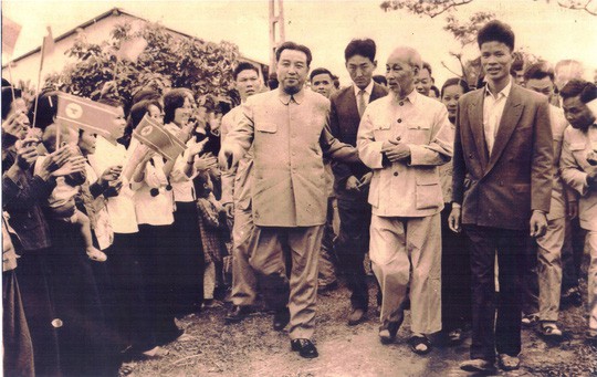 Câu chuyện đằng sau bức ảnh chụp Bác Hồ và Chủ tịch Kim Nhật Thành - Ảnh 1.