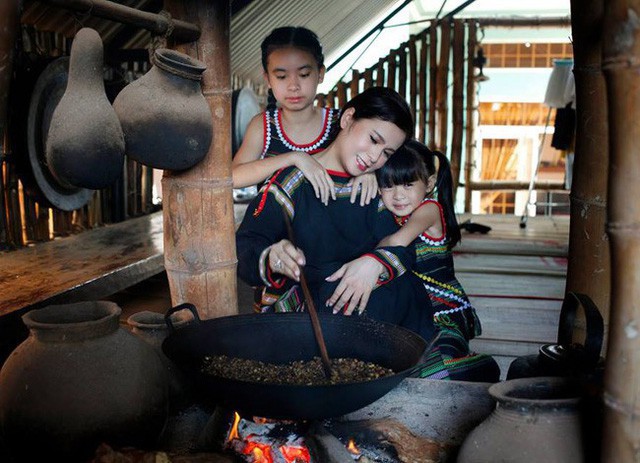 Chuyện 2 ông vua cùng bị vợ ly hôn: Vua bánh mì trắng tay, dâng hết của cải cho vợ, vua cà phê chật vật giữ sản nghiệp - Ảnh 5. Chuyện 2 ông vua cùng bị vợ ly hôn: Vua bánh mì trắng tay, dâng hết của cải cho vợ, vua cà phê chật vật giữ sản nghiệp - Ảnh 5.