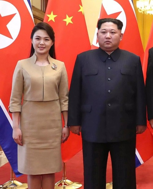 Nhan sắc yêu kiều của nữ ca sĩ là phu nhân ông Kim Jong Un, biểu tượng thời trang Triều Tiên - Ảnh 1. Nhan sắc yêu kiều của nữ ca sĩ là phu nhân ông Kim Jong Un, biểu tượng thời trang Triều Tiên - Ảnh 1.