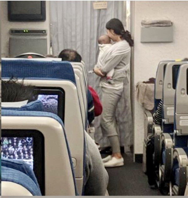  Chuyến bay 10 tiếng và mẩu giấy nhắn của bà mẹ người Hàn Quốc gây bão mạng xã hội thế giới - Ảnh 3.