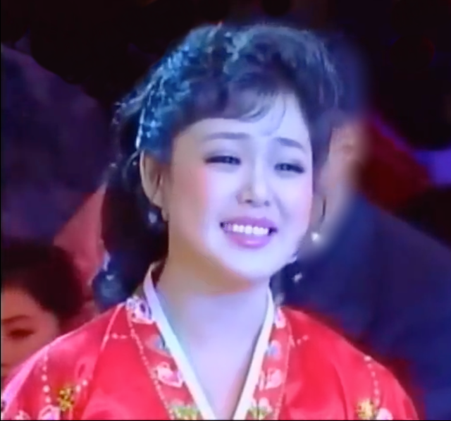 Nhan sắc yêu kiều của nữ ca sĩ là phu nhân ông Kim Jong Un, biểu tượng thời trang Triều Tiên - Ảnh 6. Nhan sắc yêu kiều của nữ ca sĩ là phu nhân ông Kim Jong Un, biểu tượng thời trang Triều Tiên - Ảnh 6.