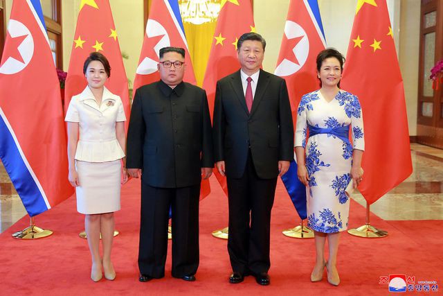 Nhan sắc yêu kiều của nữ ca sĩ là phu nhân ông Kim Jong Un, biểu tượng thời trang Triều Tiên - Ảnh 7. Nhan sắc yêu kiều của nữ ca sĩ là phu nhân ông Kim Jong Un, biểu tượng thời trang Triều Tiên - Ảnh 7.