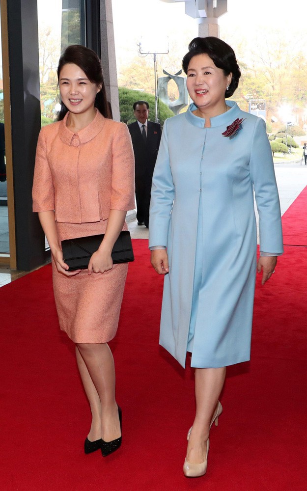 Nhan sắc yêu kiều của nữ ca sĩ là phu nhân ông Kim Jong Un, biểu tượng thời trang Triều Tiên - Ảnh 10. Nhan sắc yêu kiều của nữ ca sĩ là phu nhân ông Kim Jong Un, biểu tượng thời trang Triều Tiên - Ảnh 10.