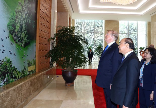 TT Trump rời Văn phòng Chính phủ sau bữa trưa làm việc cùng Thủ tướng Nguyễn Xuân Phúc, chuẩn bị trở về khách sạn - Ảnh 2.