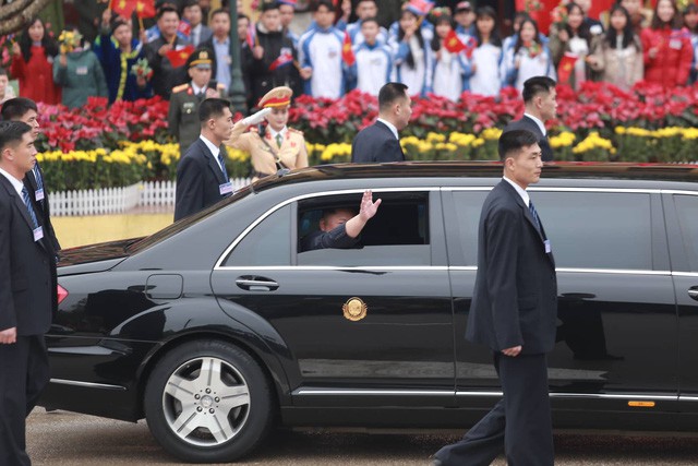 Chi tiết lạ trên chiếc Mercedes-Benz S600 bọc thép của ông Kim Jong-un khiến nhiều người đặt ra dấu hỏi lớn - Ảnh 4.
