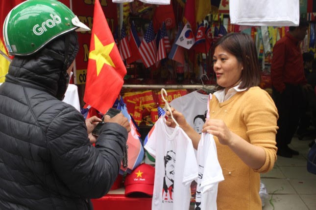 in áo hình nguyên thủ mỹ - triều tiên - Thức đêm in áo hình nguyên thủ Mỹ – Triều Tiên, doanh thu tăng 6 lần - photo in áo hình nguyên thủ mỹ - triều tiên - photo 4 155132623210094170195 - Thức đêm in áo hình nguyên thủ Mỹ – Triều Tiên, doanh thu tăng 6 lần