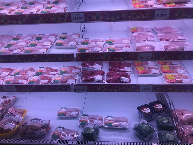 Siêu thị thất thủ, khách xếp hàng dài đến đêm chờ thanh toán - Ảnh 9. Siêu thị thất thủ, khách xếp hàng dài đến đêm chờ thanh toán - Ảnh 9.