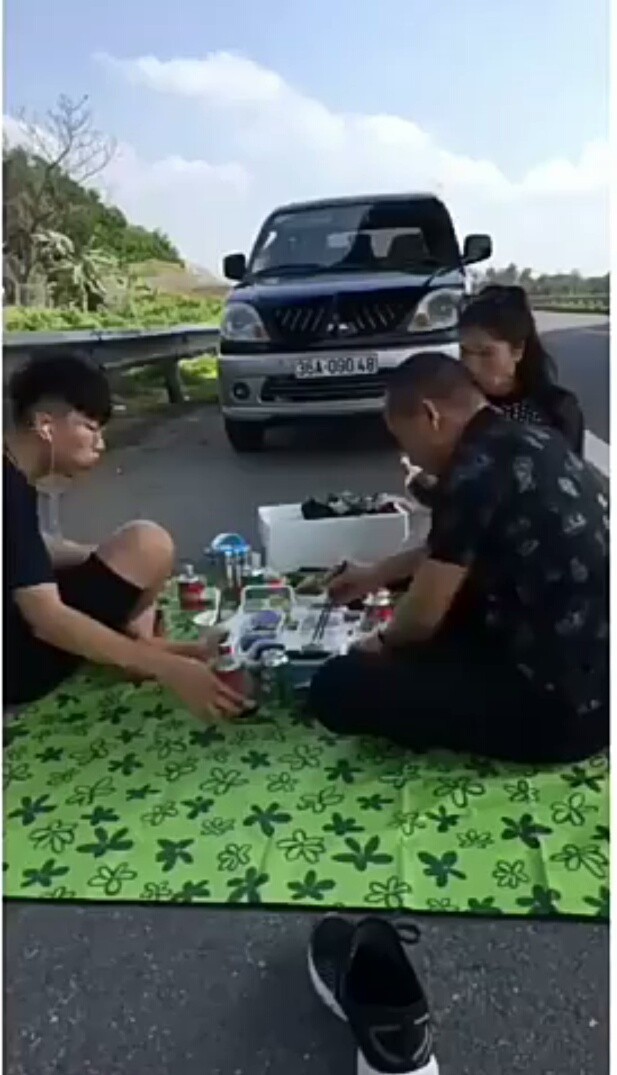 Truy tìm người livestream cảnh gia đình ăn nhậu trên cao tốc Nội Bài - Lào Cai trưa mùng 2 Tết - Ảnh 1.