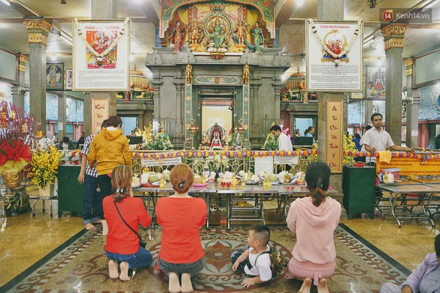  Người Sài Gòn tìm đến úp mặt tâm sự cùng tường đá trong ngôi đền Ấn giáo trăm tuổi  - Ảnh 1.