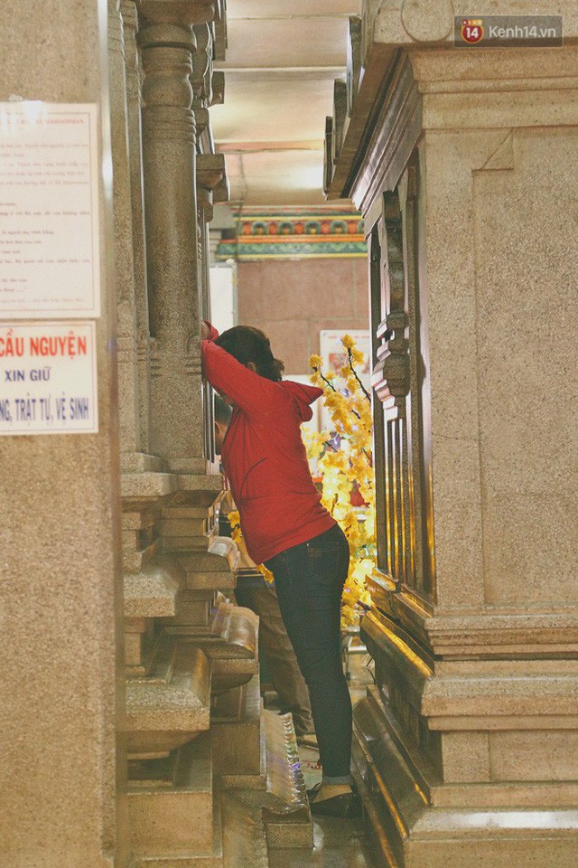  Người Sài Gòn tìm đến úp mặt tâm sự cùng tường đá trong ngôi đền Ấn giáo trăm tuổi  - Ảnh 12.